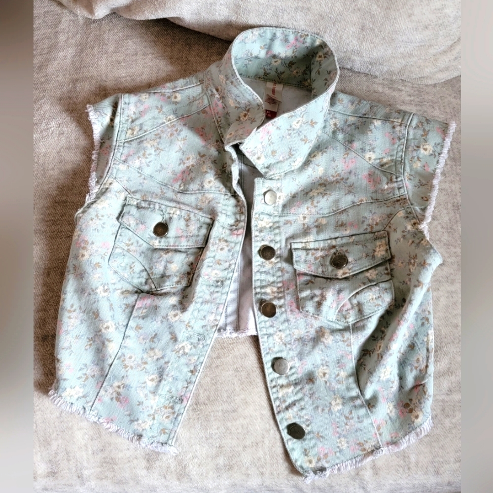 No Boundaries Jean vest Size Med. Floral pattern. Excellent condition